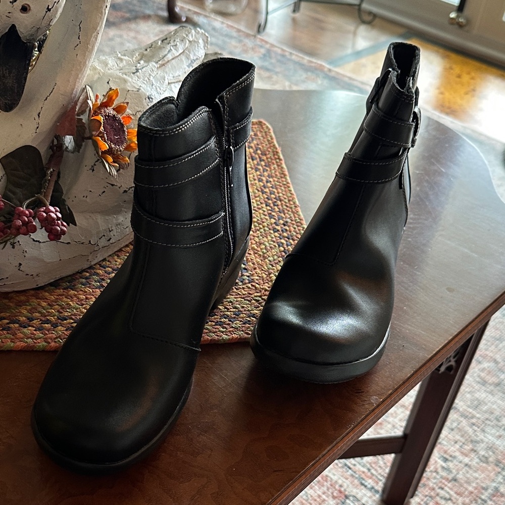 Clarks Angie Spice Black Leather Ankle Boots Size 10 NWT